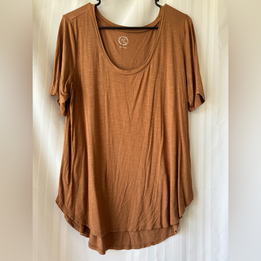 Maurices 24/7 Comfy Tshirt Brown Size Large EUC